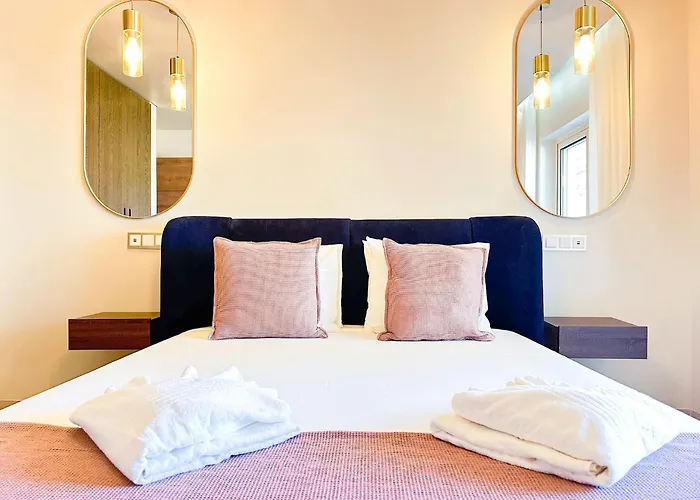 Oura Modern Poolside By Becherish Appartement