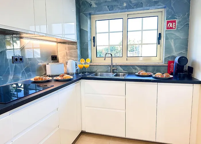 Oura Modern Poolside By Becherish Appartement *