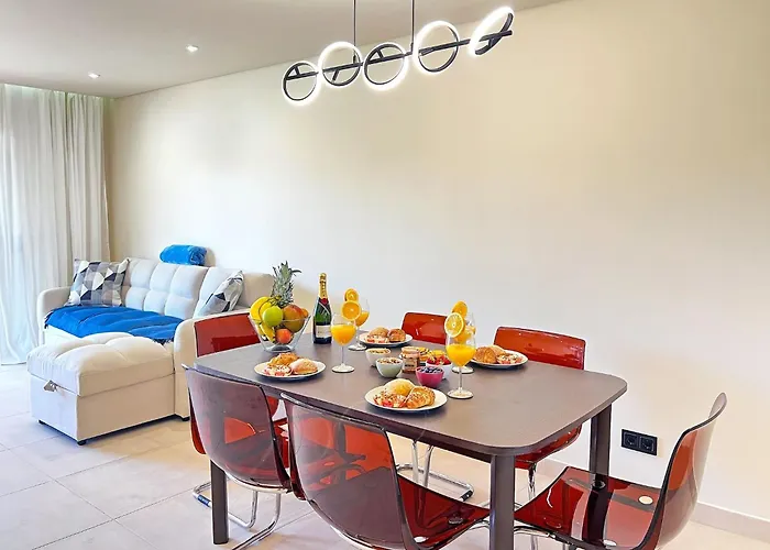 Oura Modern Poolside By Becherish *