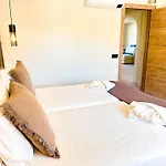 Oura Modern Poolside By Becherish Apartamento *