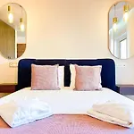 Oura Modern Poolside By Becherish Apartamento