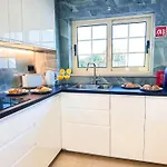 Oura Modern Poolside By Becherish Apartamento *