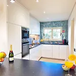 Oura Modern Poolside By Becherish Apartamento