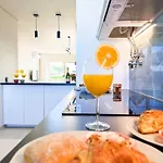 Oura Modern Poolside By Becherish Apartamento