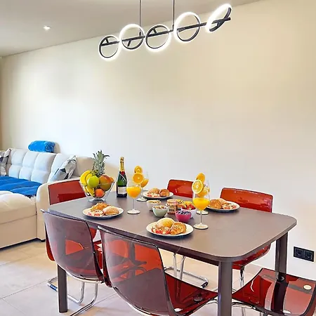 Oura Modern Poolside By Becherish *