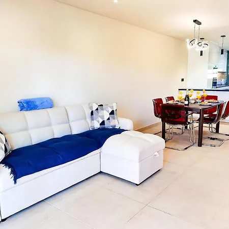 Oura Modern Poolside By Becherish Апартаменты *